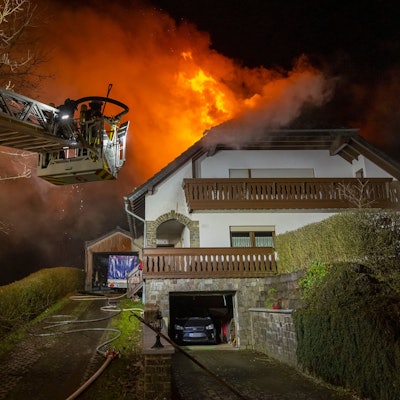 Nach der Durchzündung stand der Dachstuhl des Einfamilienhauses in Herhahn schlagartig in Flammen.