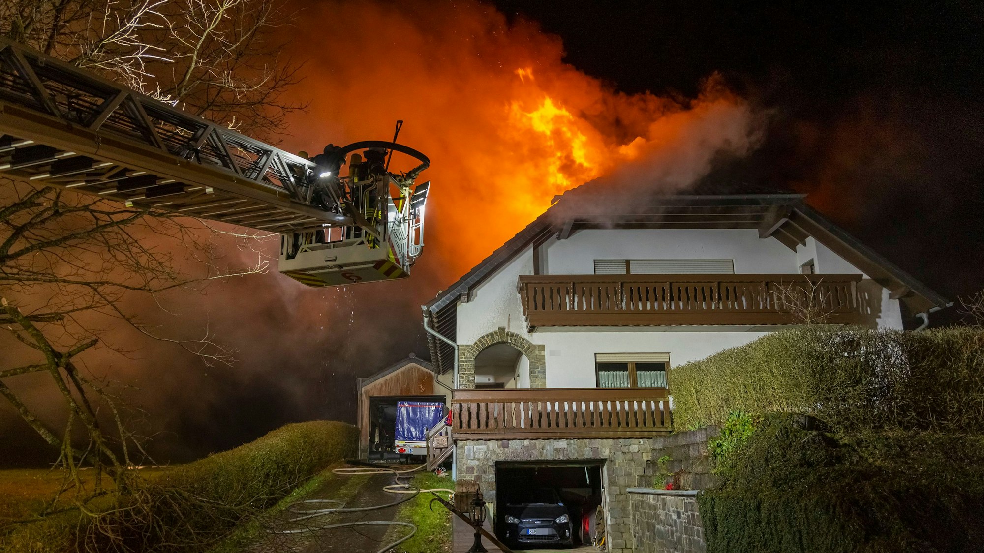 Nach der Durchzündung stand der Dachstuhl des Einfamilienhauses in Herhahn schlagartig in Flammen.