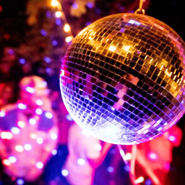 ARCHIV - 04.07.2020, Berlin: Eine Diskokugel dreht sich bei einer Party. Im Suff über 'nen Puff grölen: Das beschreibt vielleicht besonders anschaulich das Pop-Phänomen «Layla». An dem Lied führt im Sommer 2022 jedenfalls nichts vorbei. Das bringt ihm jetzt auch den offiziellen Titel «Sommerhit des Jahres» ein. (zu dpa "Deutschland hat 'nen Sommerhit - und der heißt «Layla») Foto: Christoph Soeder/dpa +++ dpa-Bildfunk +++