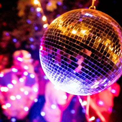 ARCHIV - 04.07.2020, Berlin: Eine Diskokugel dreht sich bei einer Party. Im Suff über 'nen Puff grölen: Das beschreibt vielleicht besonders anschaulich das Pop-Phänomen «Layla». An dem Lied führt im Sommer 2022 jedenfalls nichts vorbei. Das bringt ihm jetzt auch den offiziellen Titel «Sommerhit des Jahres» ein. (zu dpa "Deutschland hat 'nen Sommerhit - und der heißt «Layla») Foto: Christoph Soeder/dpa +++ dpa-Bildfunk +++