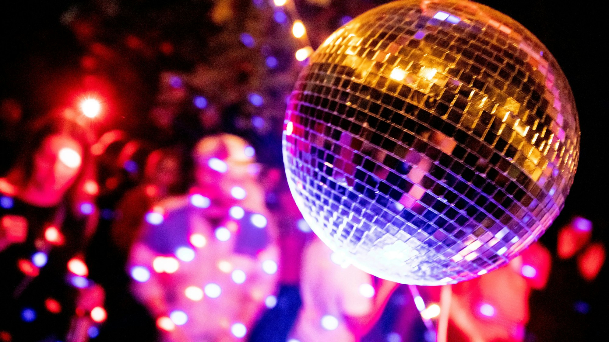Eine Discokugel in einer Disco.