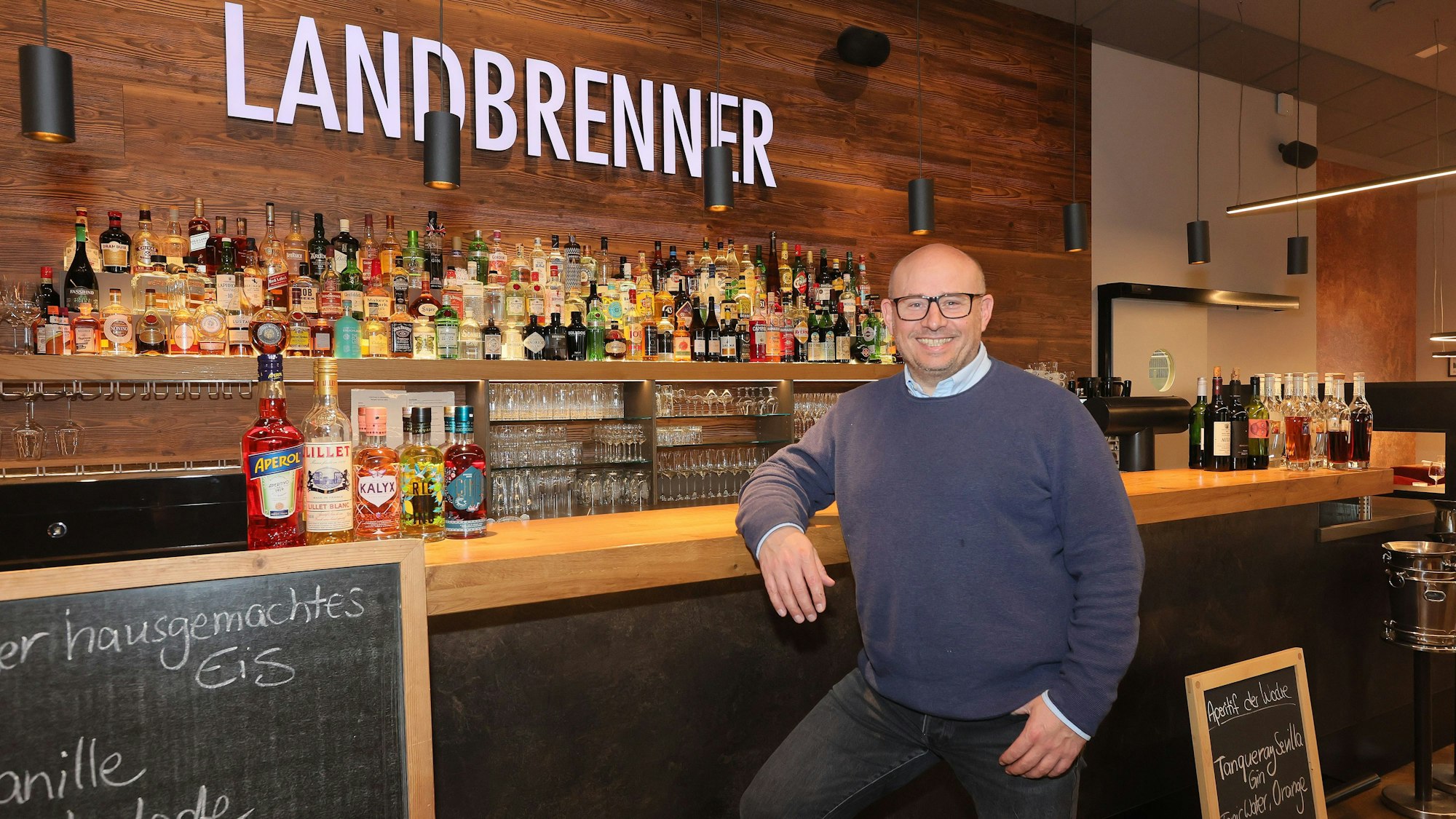 Martin Temme an der Theke seines Restaurants Landbrenner