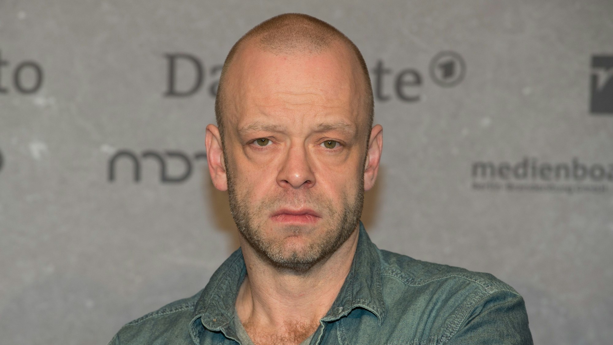 ARCHIV - 19.03.2015, Thüringen, Weimar: Der Schauspieler Robert Gallinowski kommt zur Vorpremiere des Films «Nackt unter Wölfen». (zu dpa «Schauspieler Robert Gallinowski mit 53 Jahren gestorben») Foto: Sebastian Kahnert/dpa-Zentralbild/dpa +++ dpa-Bildfunk +++