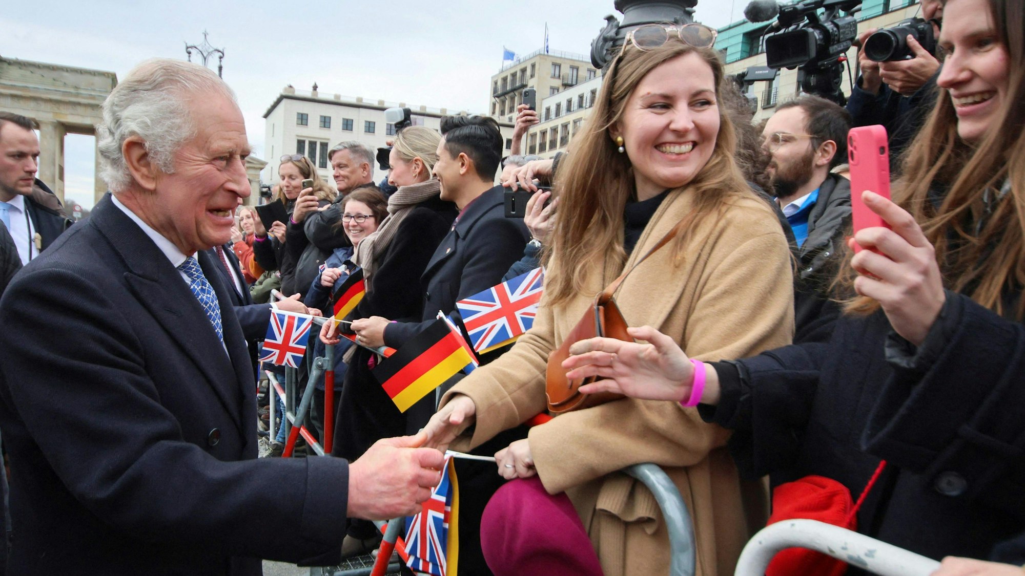 Gute Laune am Brandenburger Tor: König Charles III. schüttelt Hände von Fans beim dreitägigen Staatsbesuch, Berlin ist die erste Station am Mittwoch.