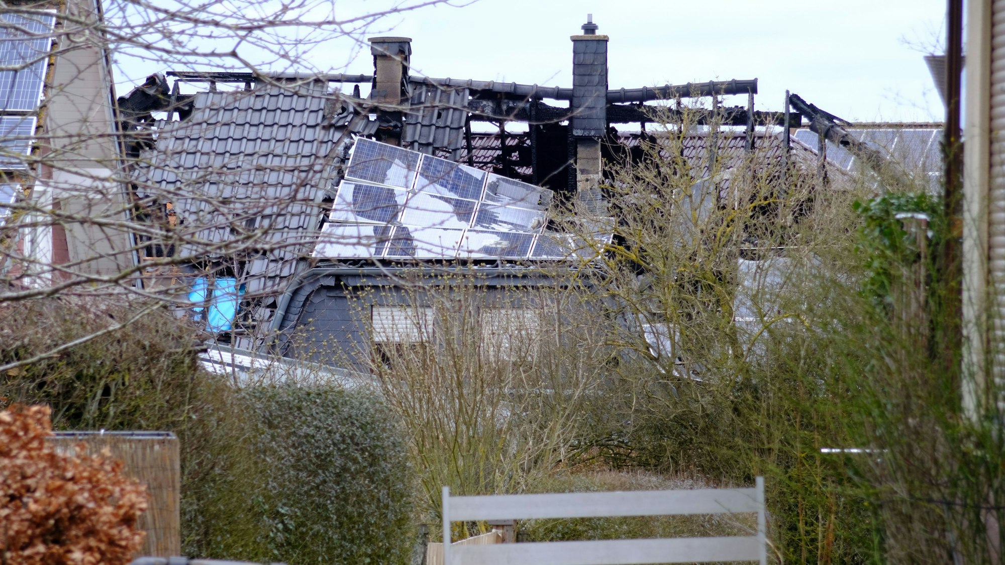 Das Foto zeigt den zerstörten Dachstuhl.