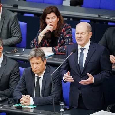 Bundeskanzler Olaf Scholz (SPD, 2.v.r.), Finanzminister Christian Lindner (FDP, l) und Wirtschaftsminister Robert Habeck im März im Bundestag