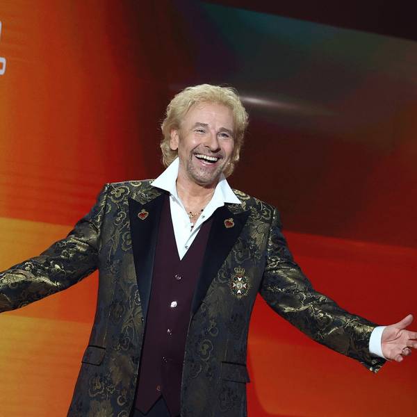 ARCHIV - 06.11.2021, Bayern, Nürnberg: Thomas Gottschalk, Moderator, kommt zu Beginn der Jubiläumsshow «Wetten, dass..?» auf die Bühne. (zu dpa «Gottschalk will für "Wetten, dass..?" keine "B-Promis" auf der Couch») Foto: Daniel Karmann/dpa +++ dpa-Bildfunk +++