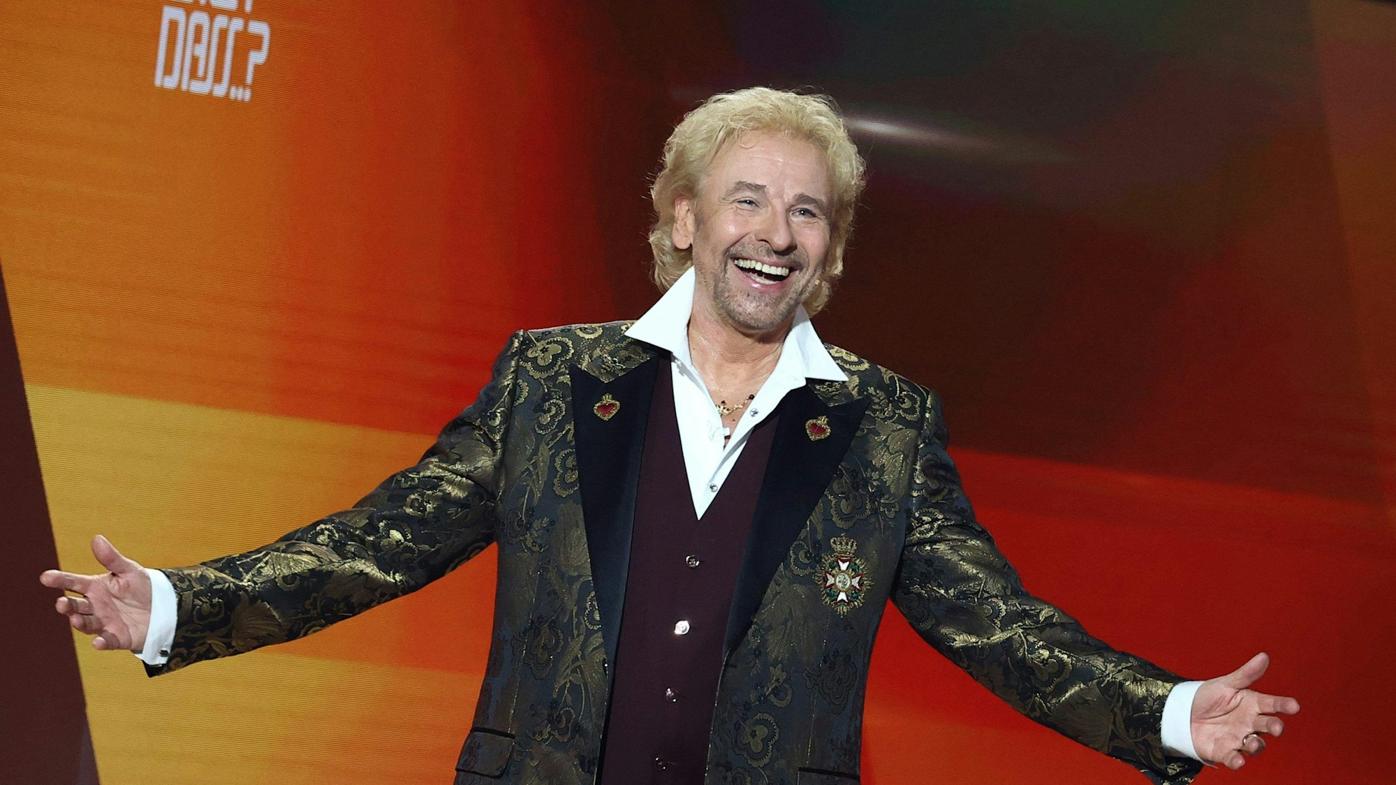 ARCHIV - 06.11.2021, Bayern, Nürnberg: Thomas Gottschalk, Moderator, kommt zu Beginn der Jubiläumsshow «Wetten, dass..?» auf die Bühne. (zu dpa «Gottschalk will für "Wetten, dass..?" keine "B-Promis" auf der Couch») Foto: Daniel Karmann/dpa +++ dpa-Bildfunk +++