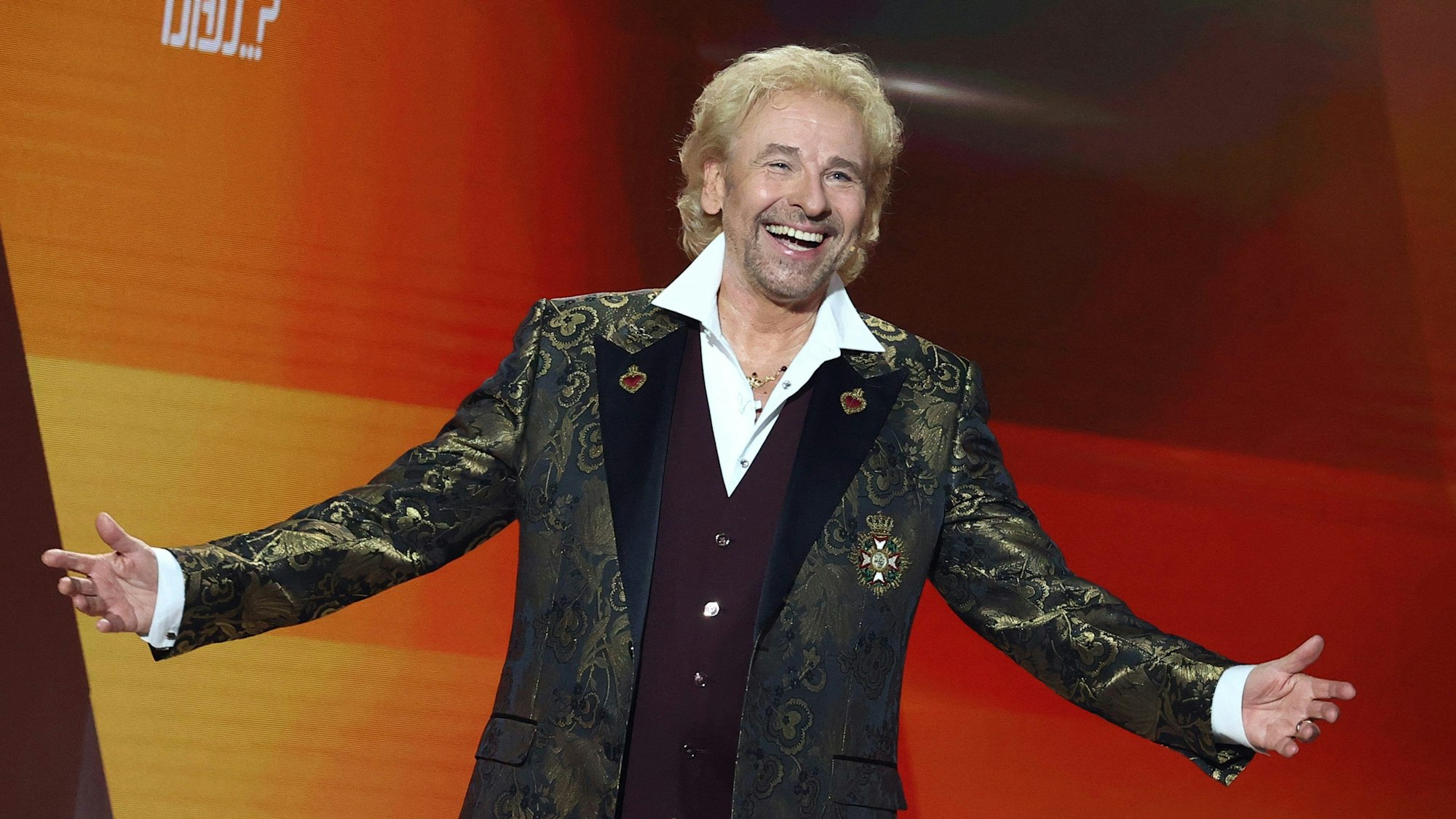 Thomas Gottschalk, Moderator, kommt zu Beginn der Jubiläumsshow «Wetten, dass..?» auf die Bühne.