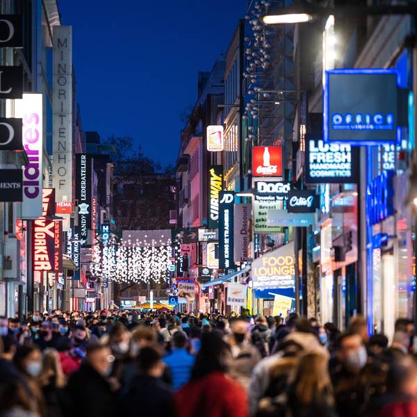 Menschenmengen sind in der Kölner Innenstadt zu sehen.