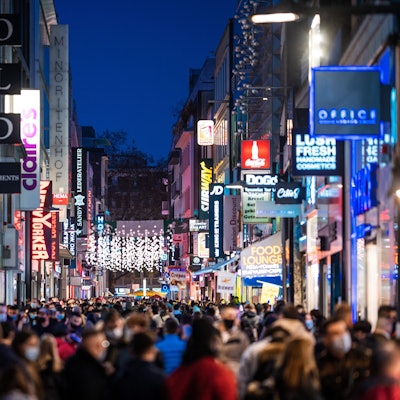 Menschenmengen sind in der Kölner Innenstadt zu sehen.