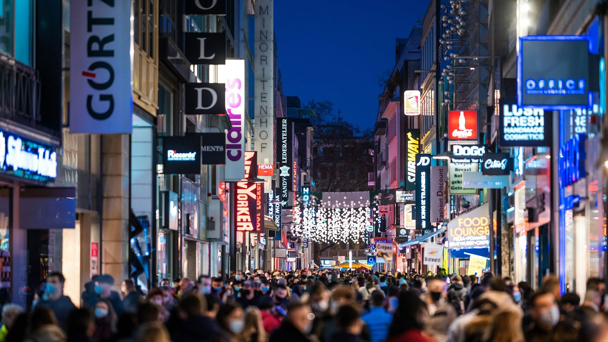 Menschenmengen sind in der Kölner Innenstadt zu sehen.