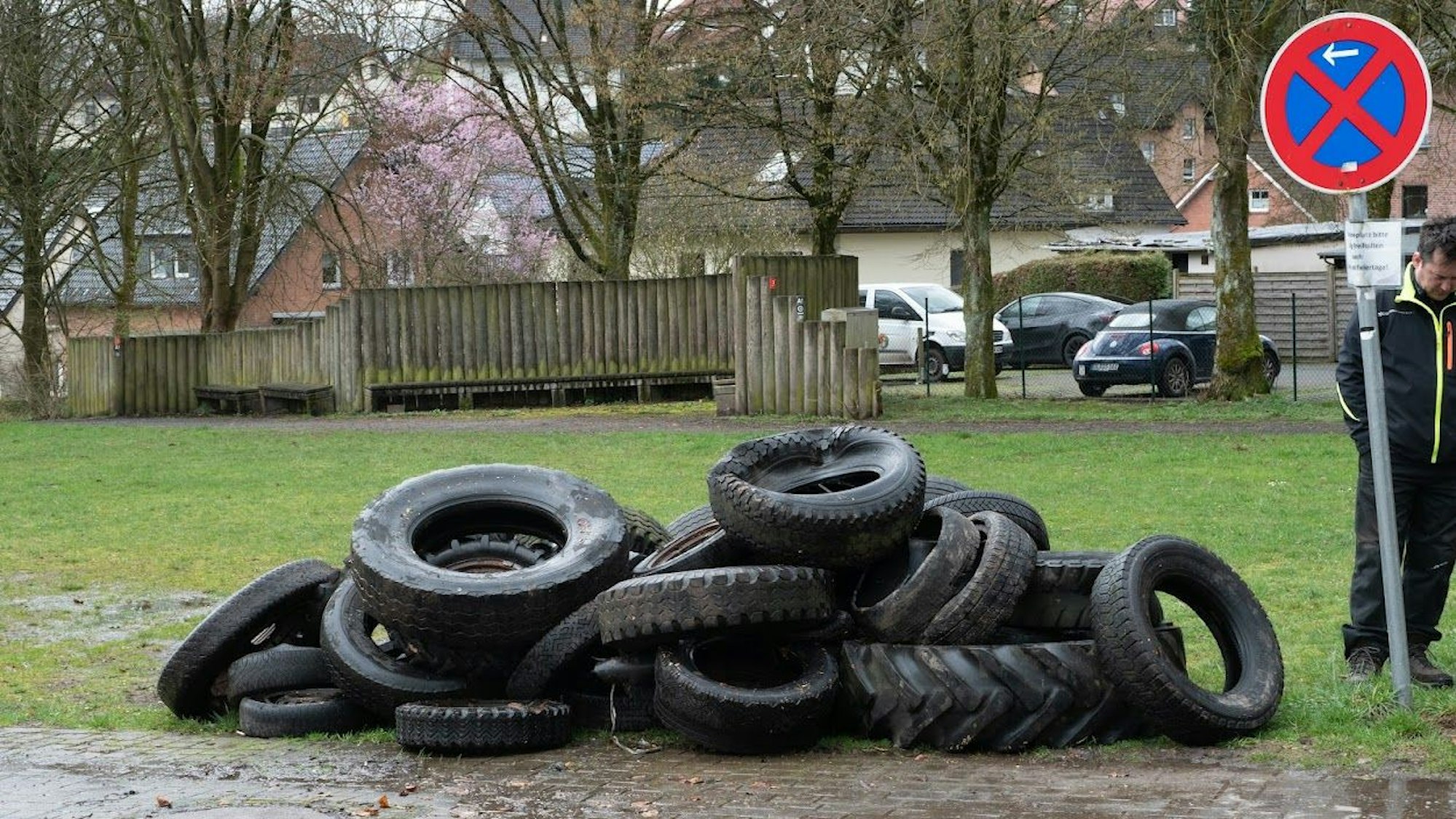 Ein Haufen Autoreifen liegt auf einer Wiese.