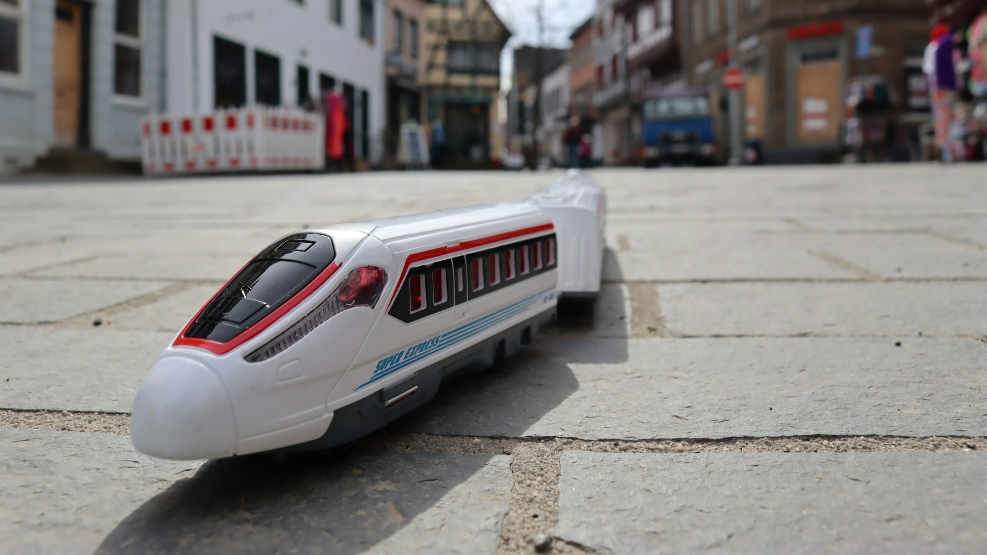 Ein Modellzug steht auf der neu gepflasterten Straße in der Kernstadt von Bad Münstereifel.