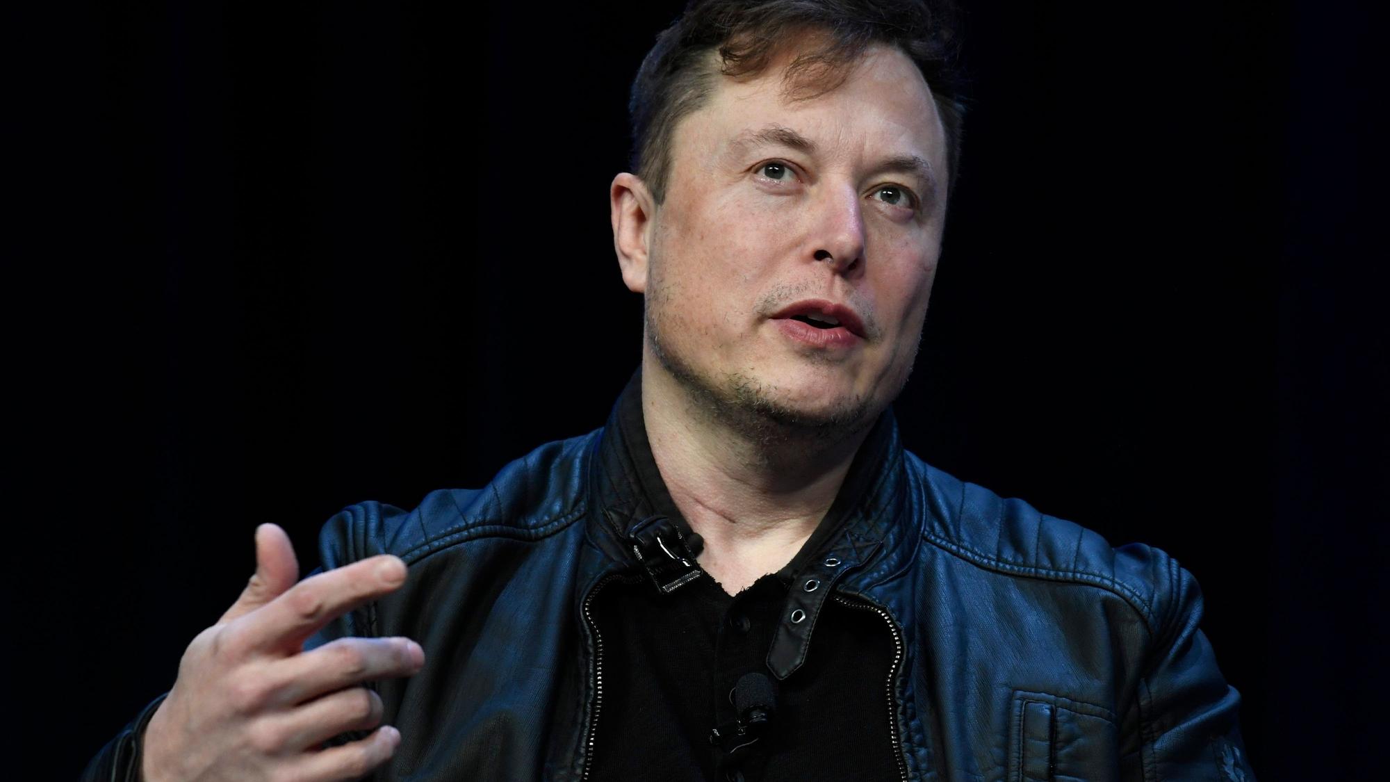 Twitter-Chef Elon Musk hat einen offenen Brief unterzeichnet, der einen Entwicklungsstopp für leistungsstarke KI-Systeme fordert. Derartige Systeme seien eine Bedrohung für die Menschheit, heißt es in dem Brief. (Archivbild)