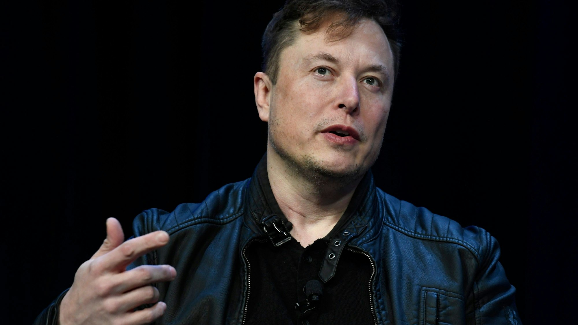 Twitter-Chef Elon Musk hat einen offenen Brief unterzeichnet, der einen Entwicklungsstopp für leistungsstarke KI-Systeme fordert. Derartige Systeme seien eine Bedrohung für die Menschheit, heißt es in dem Brief. (Archivbild)