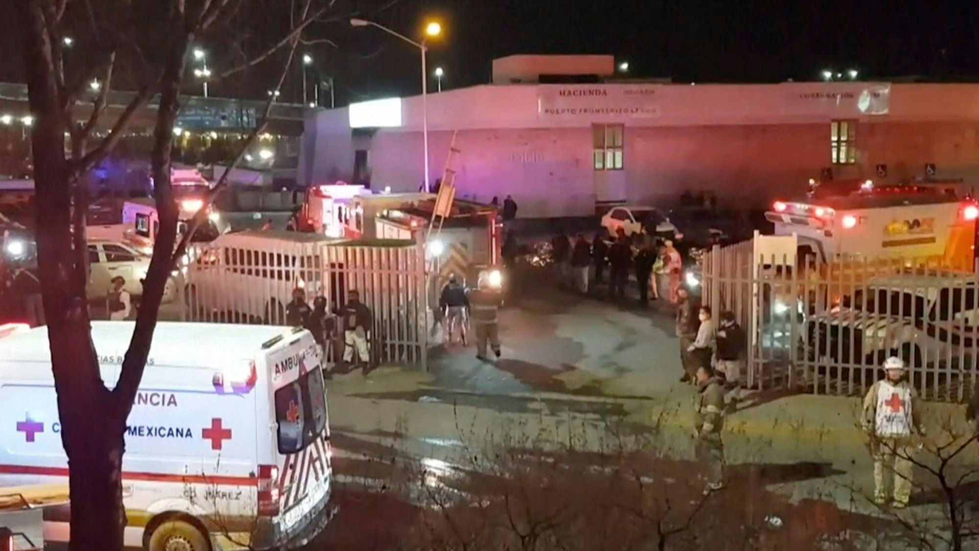 Ciudad Juarez: In dem Videostandbild sind Krankenwagen und Rettungskräfte vor einem Einwanderungszentrum im Einsatz.