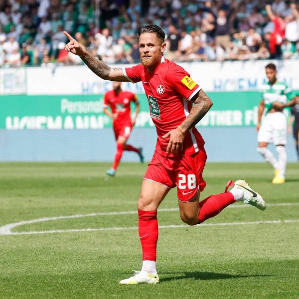 Der Kaiserslauterner Mike Wunderlich jubelt nach seinem Treffer zum 2:1.