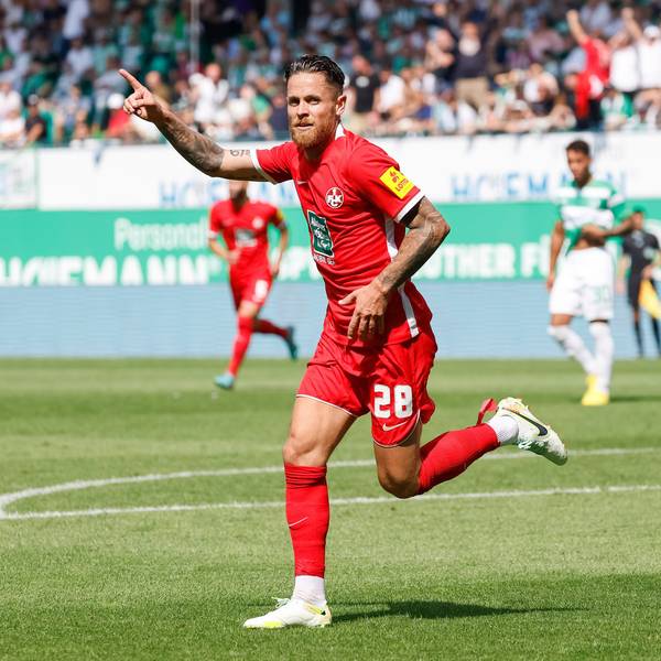 Fußball: 2. Bundesliga, SpVgg Greuther Fürth - 1. FC Kaiserslautern, 5. Spieltag, Sportpark Ronhof Thomas Sommer, der Kaiserslauterner Mike Wunderlich jubelt nach seinem Treffer zum 2:1. +++ dpa-Bildfunk +++