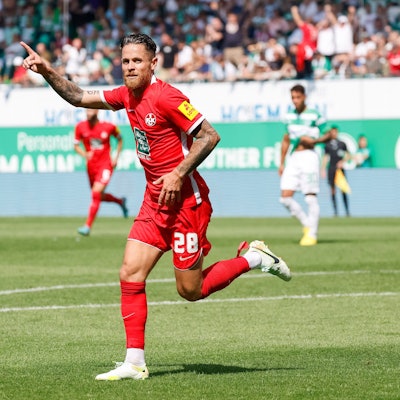 Fußball: 2. Bundesliga, SpVgg Greuther Fürth - 1. FC Kaiserslautern, 5. Spieltag, Sportpark Ronhof Thomas Sommer, der Kaiserslauterner Mike Wunderlich jubelt nach seinem Treffer zum 2:1. +++ dpa-Bildfunk +++