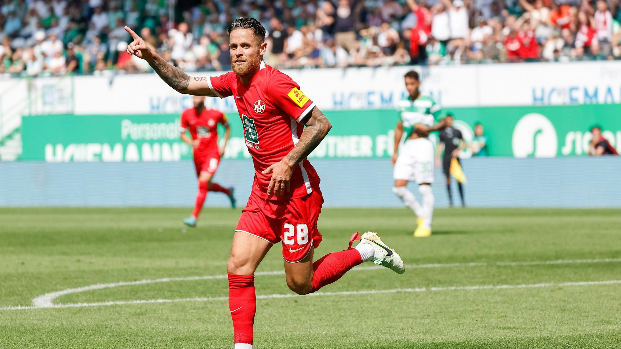 Fußball: 2. Bundesliga, SpVgg Greuther Fürth - 1. FC Kaiserslautern, 5. Spieltag, Sportpark Ronhof Thomas Sommer, der Kaiserslauterner Mike Wunderlich jubelt nach seinem Treffer zum 2:1. +++ dpa-Bildfunk +++