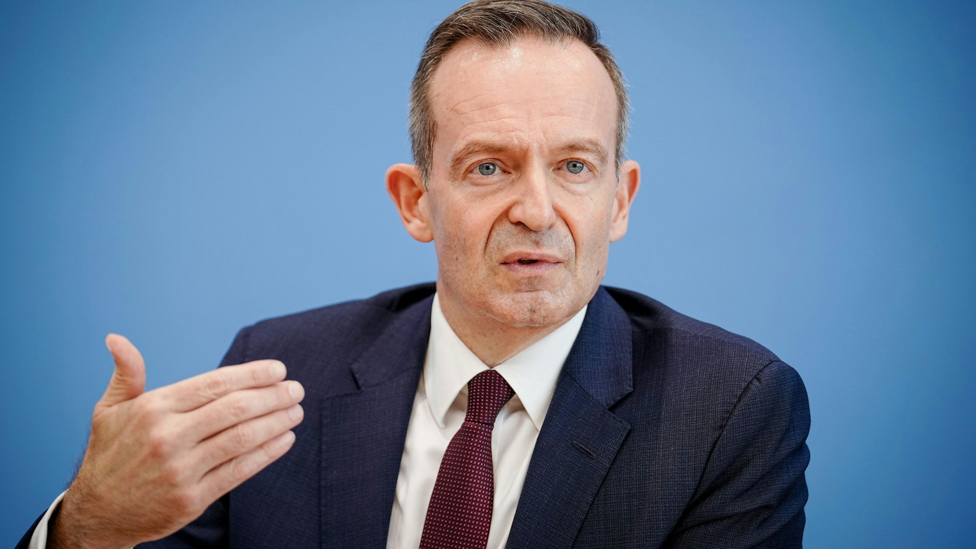 Bundesverkehrsminister Volker Wissing bei der Bundespressekonferenz. Die Tageszeitung „taz“ sorgte nun mit einer Karikatur über den FDP-Politiker für Kritik. (Archivbild)