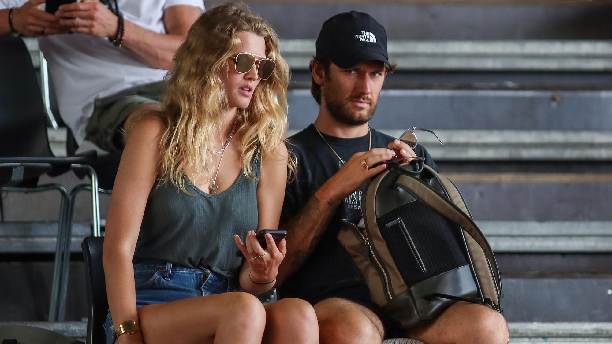 Toni Garrn (l), Model und Schauspielerin, verfolgt mit ihrem damaligen Partner und jetzigen Ehemann Alex Pettyfer das Match als Zuschauer auf der Tribüne. (zu dpa: Topmodel Toni Garrn ist schwanger) +++ dpa-Bildfunk +++