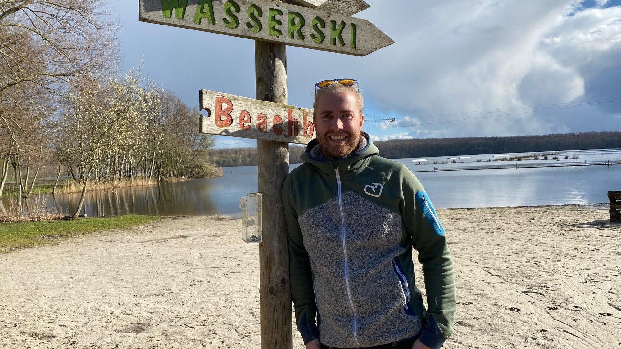 Milan Robinet am Strand der Wasserski-Anlage.