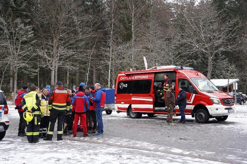 Neuschönau in Bayern: Einsatzkräfte der Feuerwehr stehen in der Nähe der Stelle, an der ein Kleinflugzeug im Bayerischen Wald abgestürzt ist.