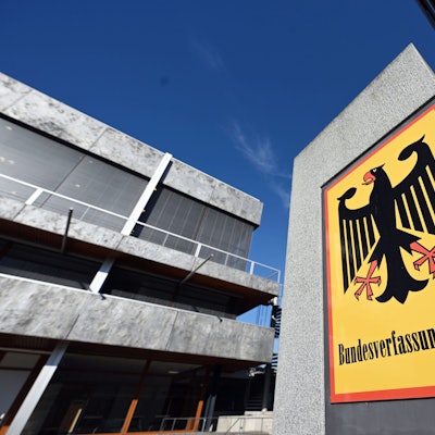 Ein Hinweisschild mit Bundesadler und dem Schriftzug „Bundesverfassungsgericht“, aufgenommen vor dem Bundesverfassungsgericht.