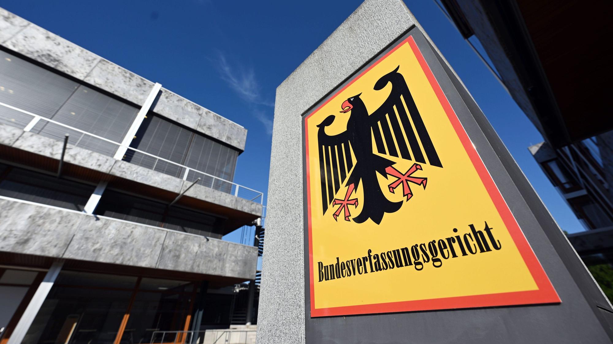 Ein Hinweisschild mit Bundesadler und dem Schriftzug „Bundesverfassungsgericht“, aufgenommen vor dem Bundesverfassungsgericht.
