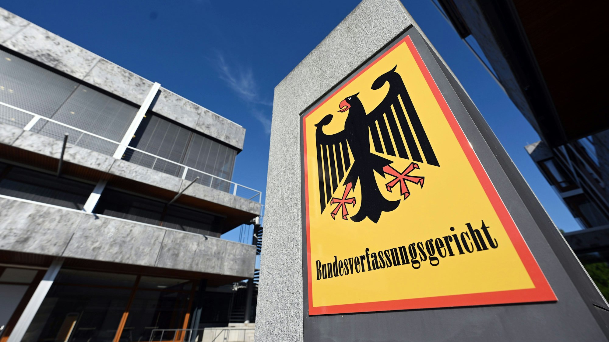 Ein Hinweisschild mit Bundesadler und dem Schriftzug „Bundesverfassungsgericht“, aufgenommen vor dem Bundesverfassungsgericht.