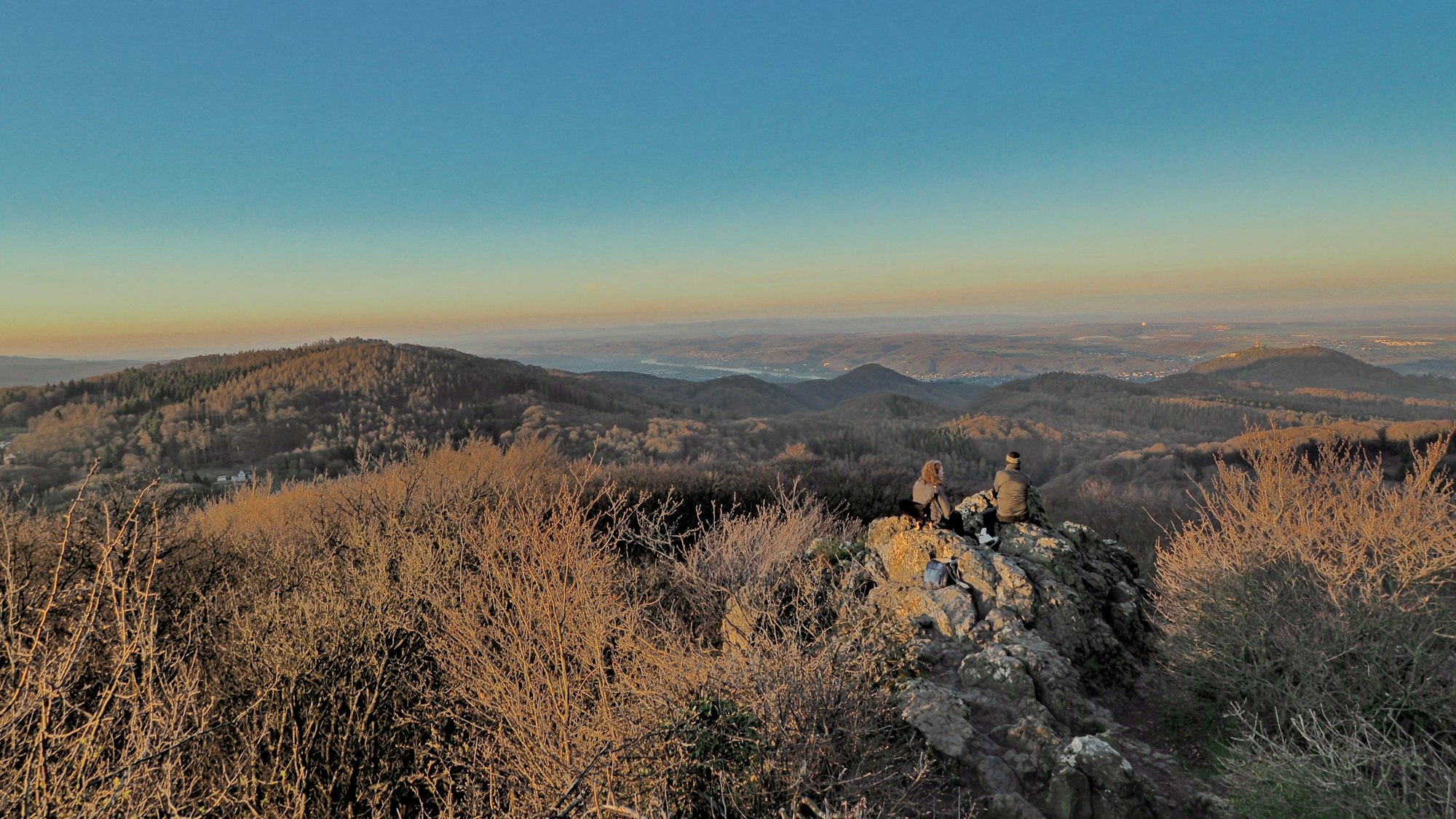 Die sanften Hügel des Siebengebirges in der aufgehenden Sonne.