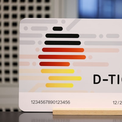 Ein übergroßes Modell des neuen Deutschlandtickets wird bei einer Pressekonferenz vorgestellt.