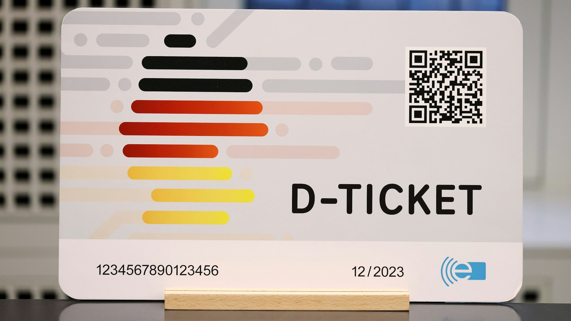 Ein übergroßes Modell des neuen Deutschlandtickets wird bei einer Pressekonferenz vorgestellt.