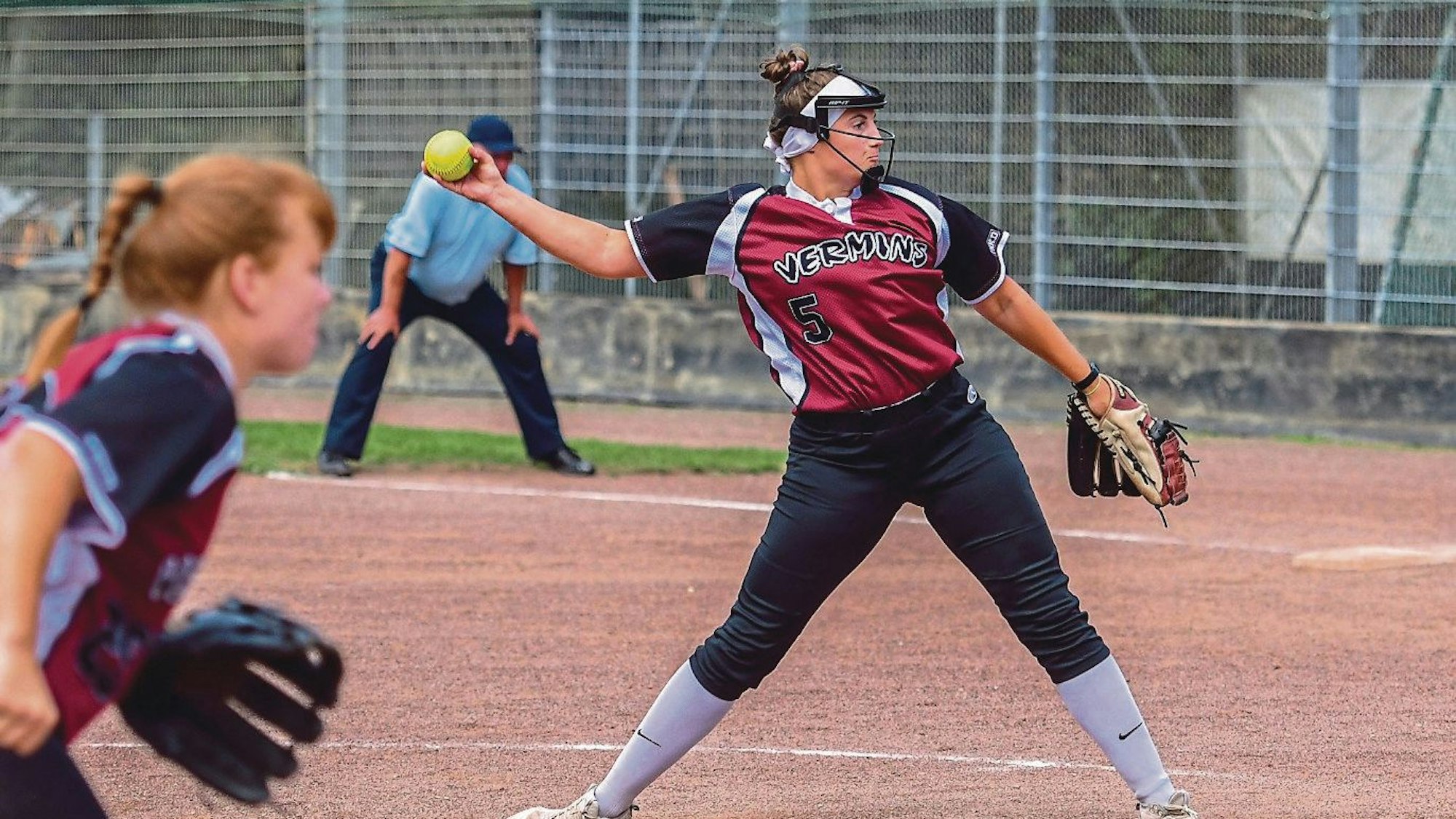 Das Bild zeigt eine Spielerin des Wesselinger Softballvereins Vermins, bei Ballwurf.