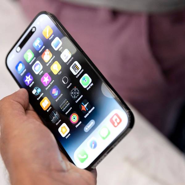 Eine Person hält ein Iphone in der Hand. Hersteller Apple hat am Dienstag das neue iOS-Update 16.4 veröffentlicht. (Symbolbild)