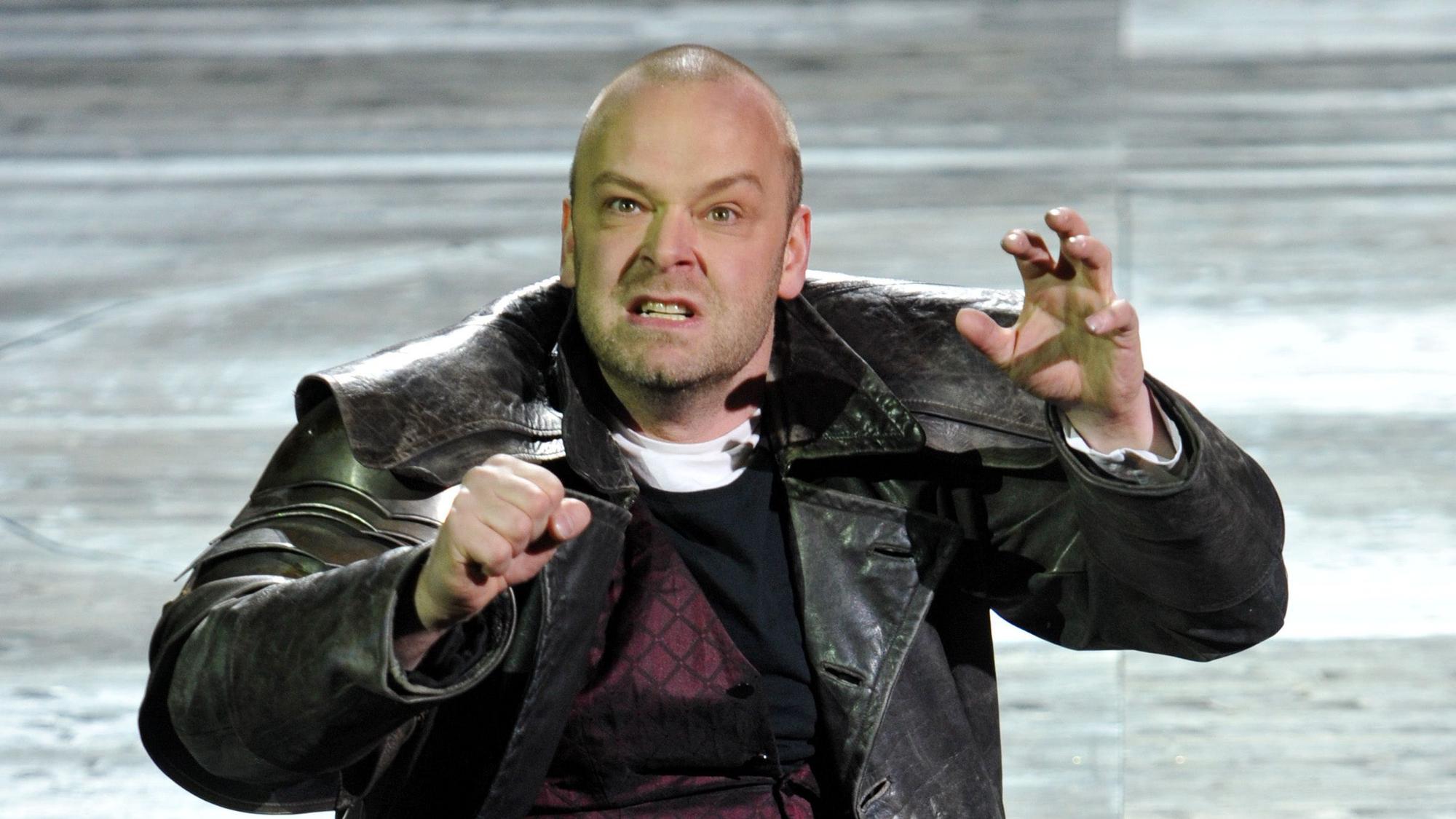 Graf von Strahl (gespielt von Robert Gallinowski) agiert am Sonntag (21.06.2009) in Bad Hersfeld bei der Fotoprobe zu dem Ritterschauspiel "Das Käthchen von Heilbronn oder die Feuerprobe". Das Stück von Heinrich von Kleist feiert am 24. Juni in einer Inszenierung von Johanna Schall bei den Bad Hersfelder Festspielen Premiere. Foto: Uwe Zucchi dpa/lhe +++ dpa-Bildfunk +++