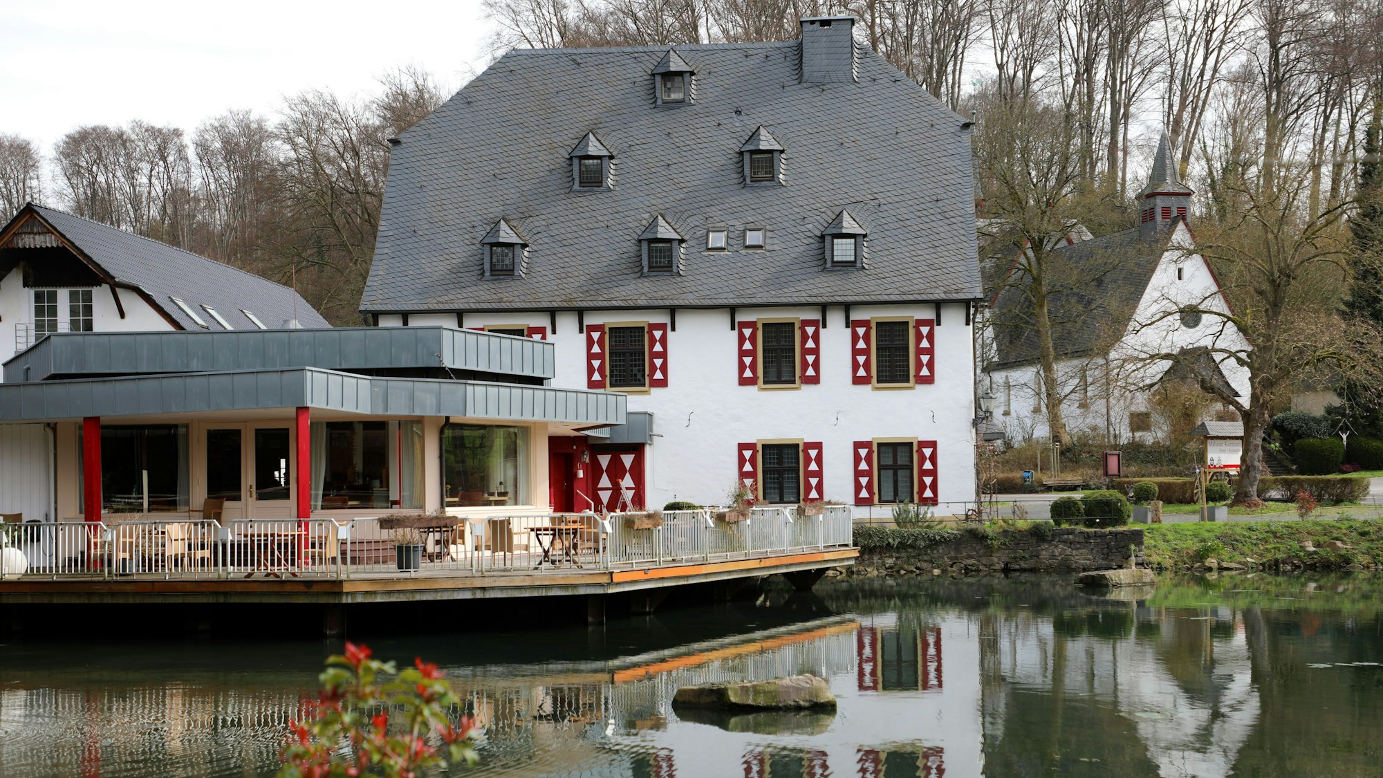 Die Malteser Komturei in Herrenstrunden mit Terrasse am Teich.
