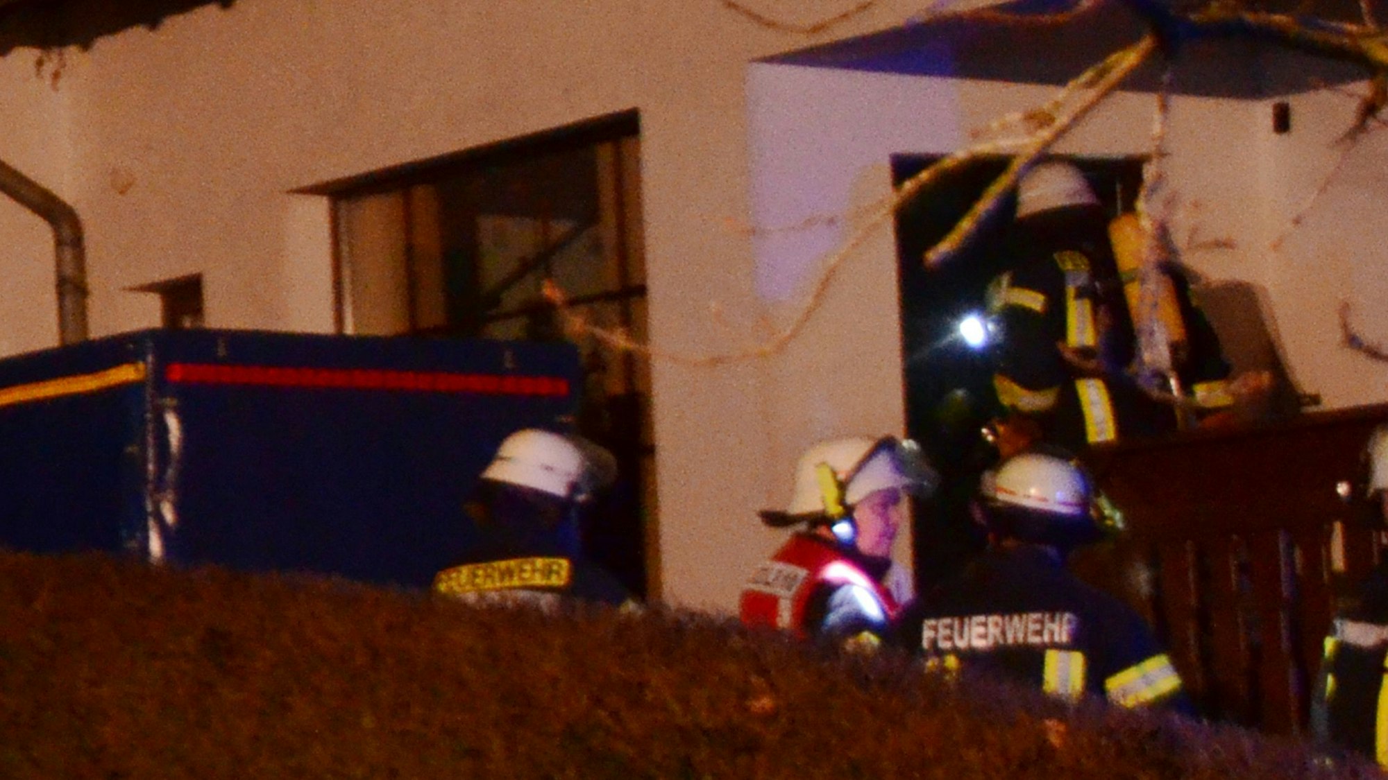 Das Foto zeigt die ins Haus eindringenden Feuerwehrleute.