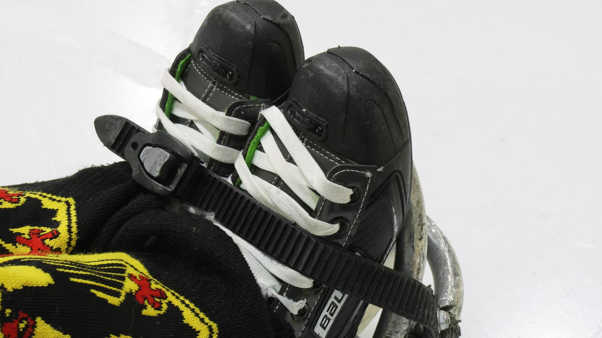 Zwei Eishockeystiefel ohne Kufen.