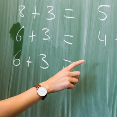 Lehrerin an einer Grudnschule (Symbolbild)