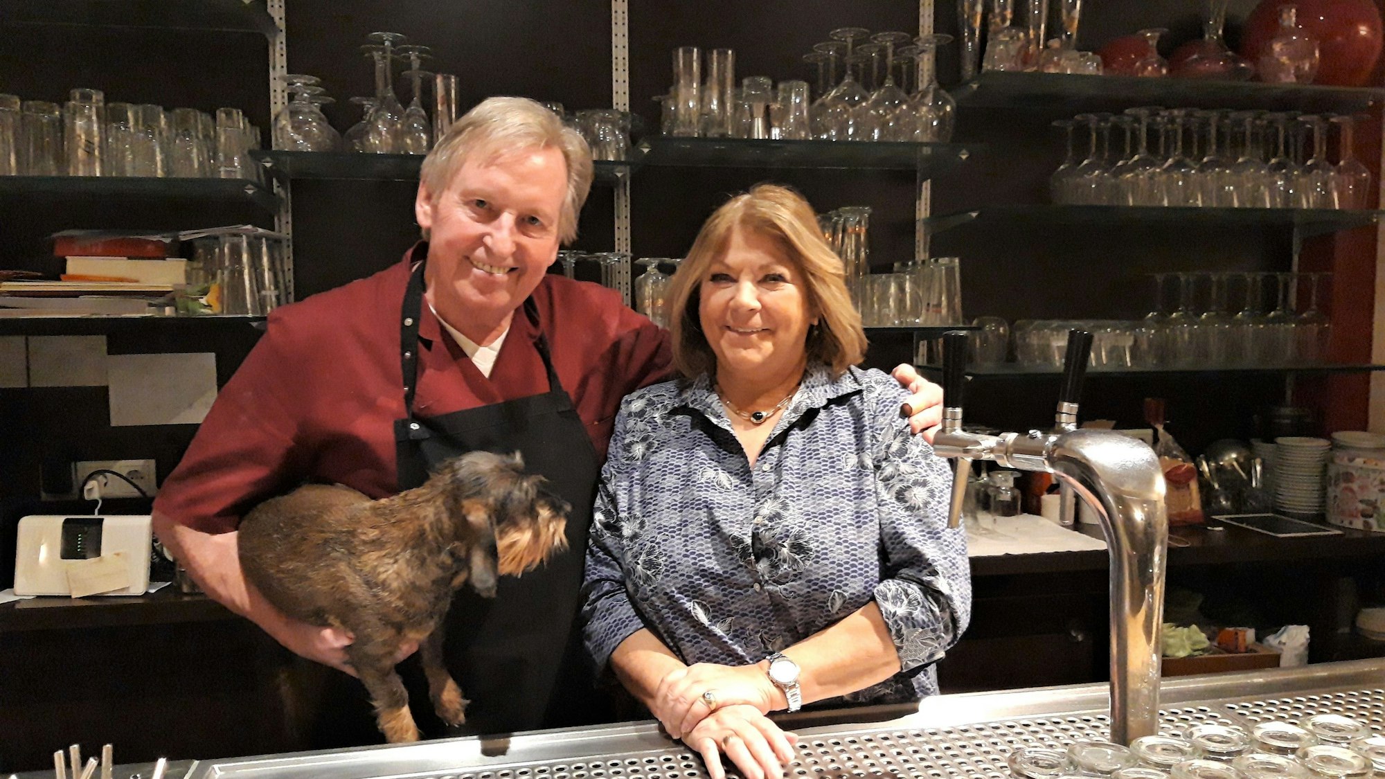 Das Ehepaar Tüntsch steht hinter der Theke.