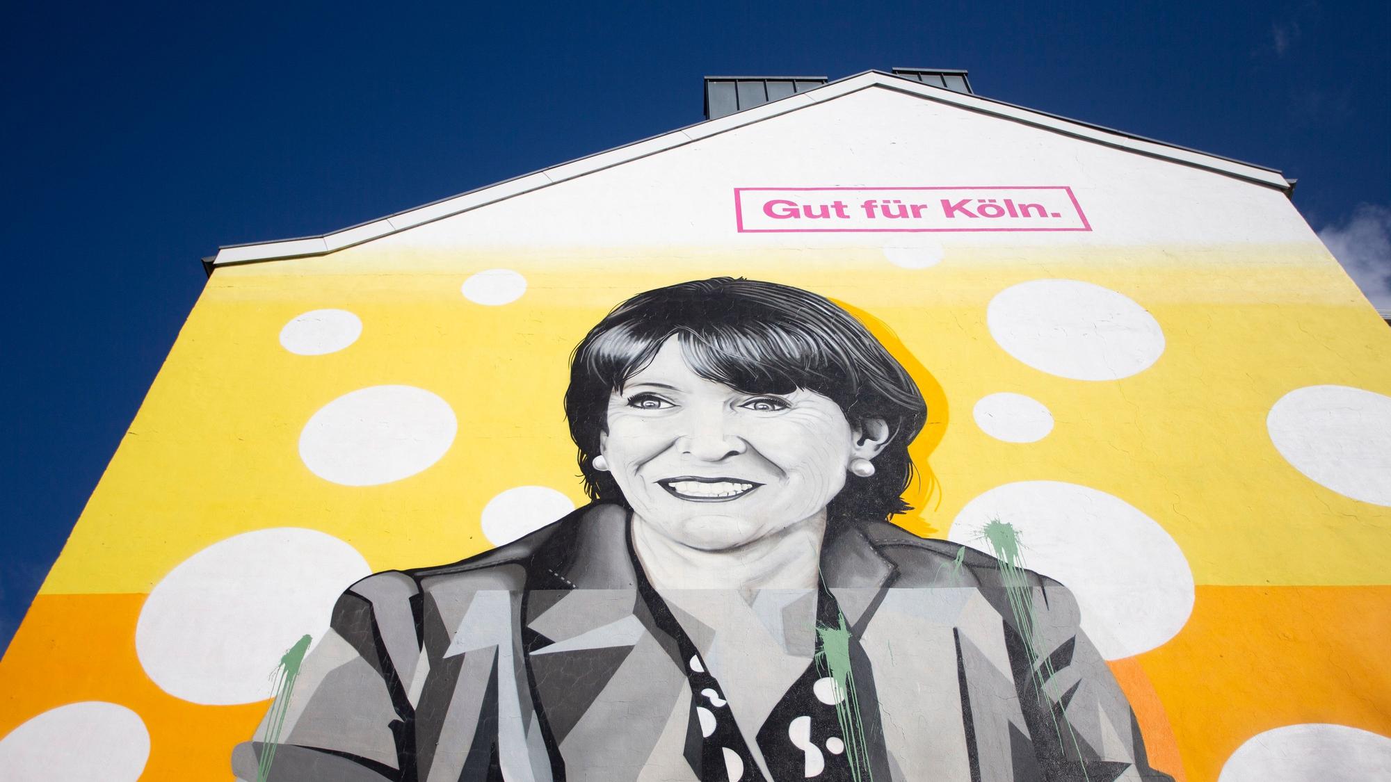 An einer Hauswand ist ein überdimensionales Bild von Henriette Reker aufgemalt.