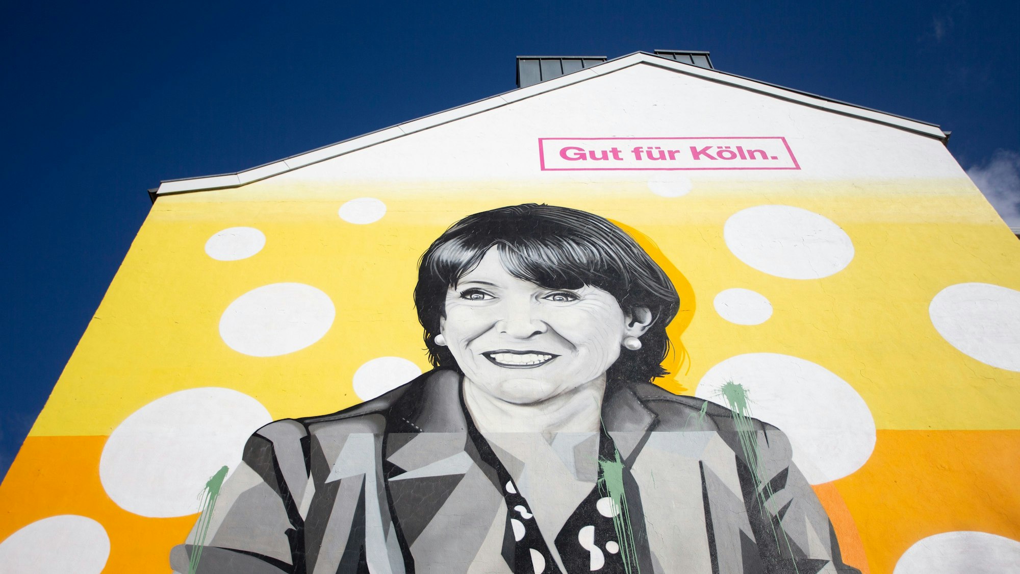 An einer Hauswand ist ein überdimensionales Bild von Henriette Reker aufgemalt.