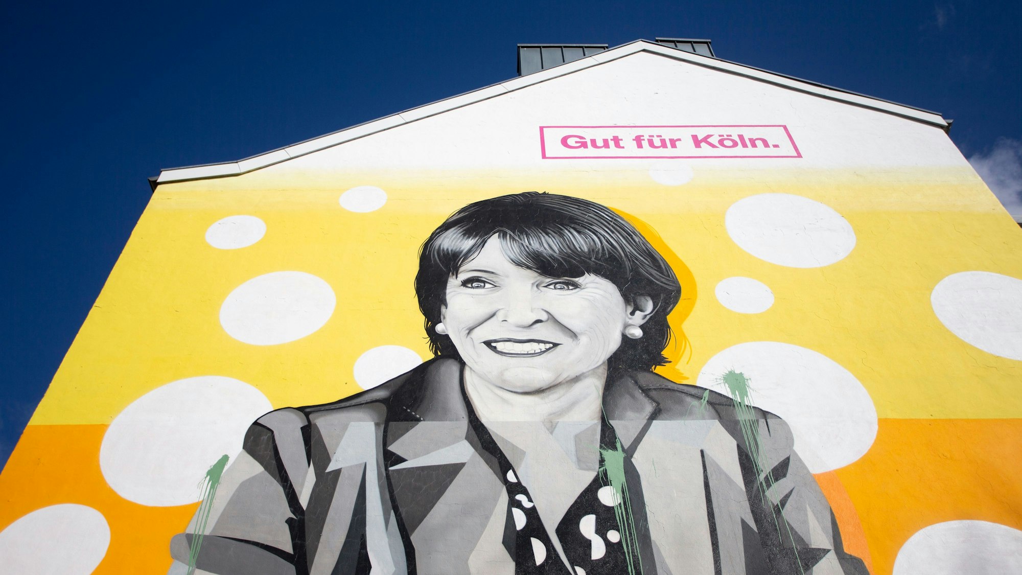 „Gut für Köln“: Mit diesem Slogan warb Henriette Reker vor fünf Jahren für ihre Wiederwahl. Übergroß ließ sie sich auf eine Hauswand an der Severinstraße malen.