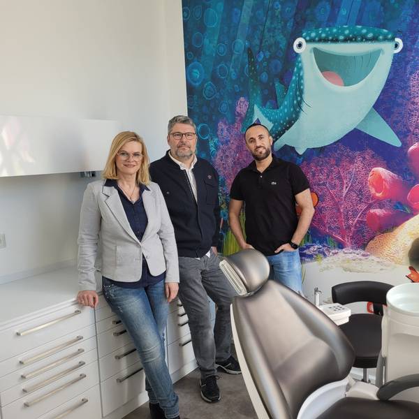 Nabil Bani mit Silke und Manfred Knie in der neuen Zahnarztpraxis.