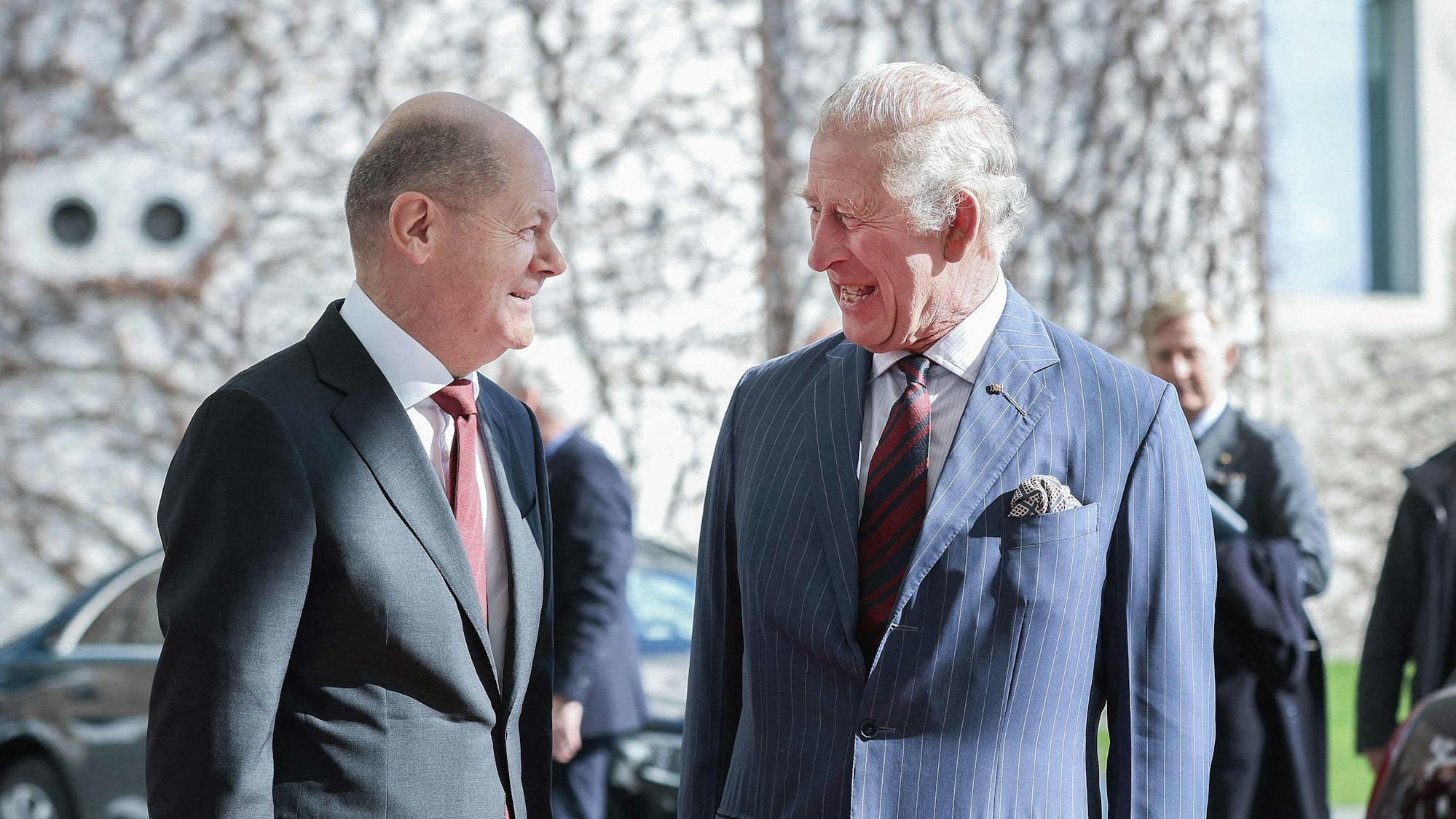 Bundeskanzler Olaf Scholz unterhält sich mit König Charles III. in Berlin. Beide haben für Donnerstag ein Treffen verabredet.
