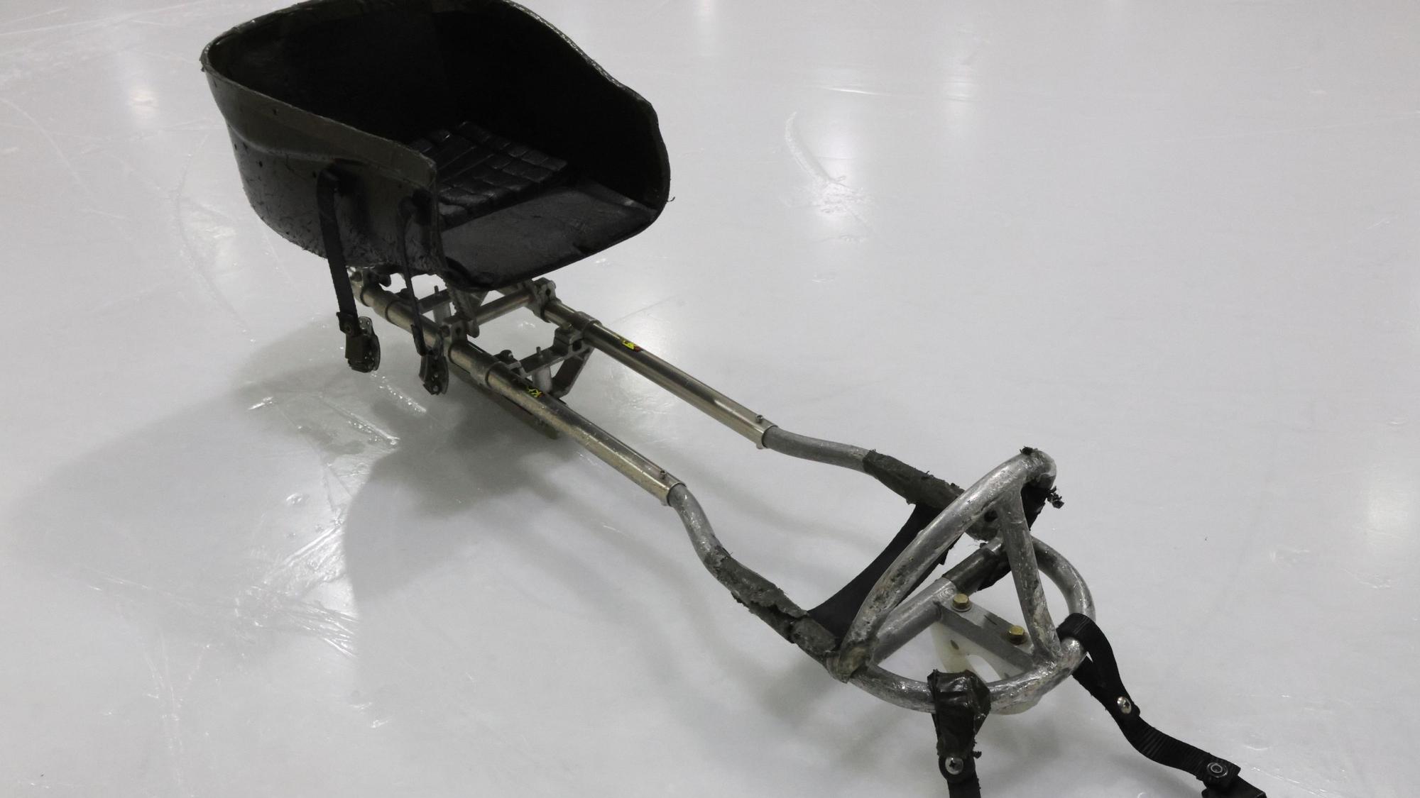 Der Schlitten eines Para-Eishockeyspielers.