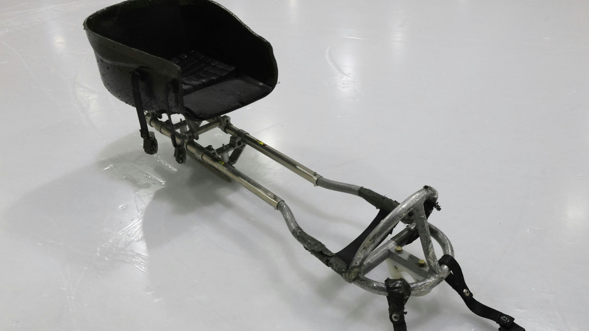 Der Schlitten eines Para-Eishockeyspielers.